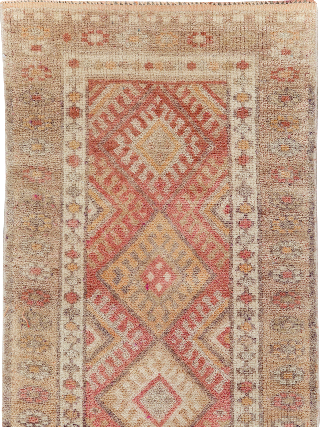 Vintage Turkish Anatolian Small Runner, No.31652 - Staging