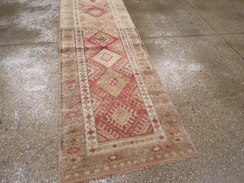 Vintage Turkish Anatolian Small Runner, No.31652 - Staging