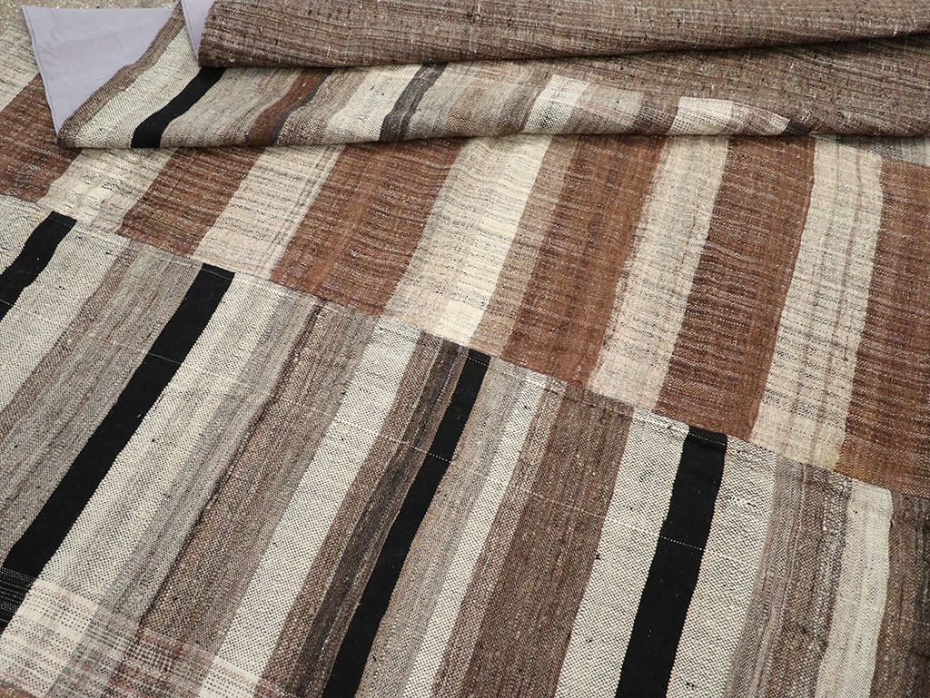 Modern Turkish Flatweave Kilim Square Room Size Carpet, No.31675 - Staging