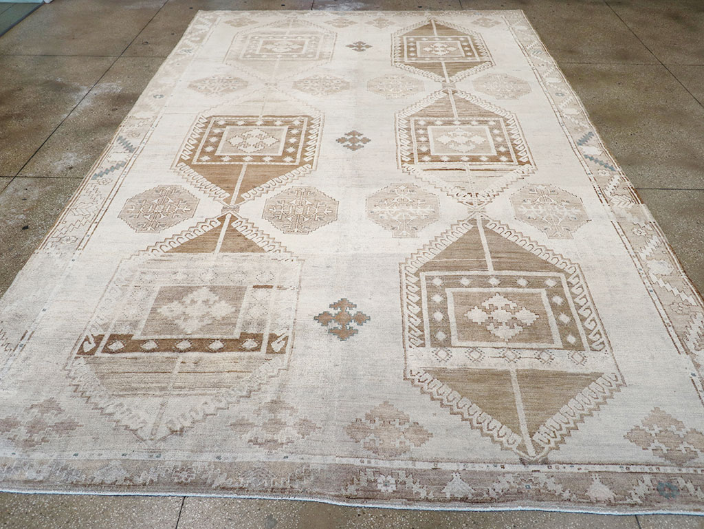 Vintage Turkish Anatolian Room Size Carpet, No.31952 - Staging