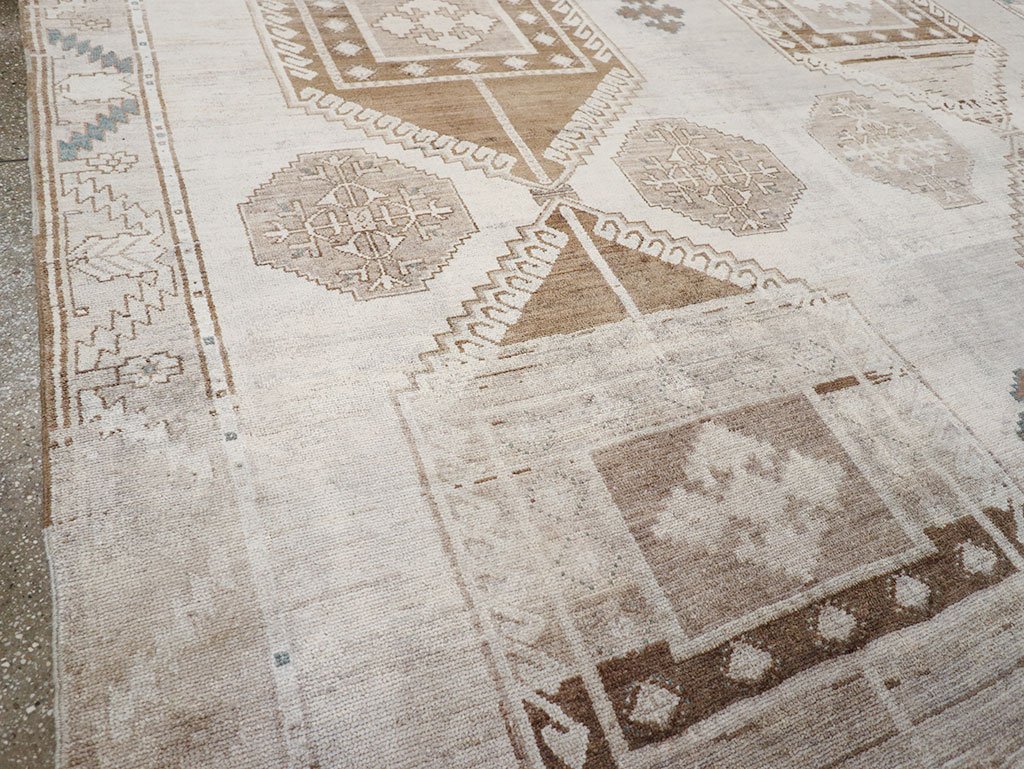 Vintage Turkish Anatolian Room Size Carpet, No.31952 - Staging