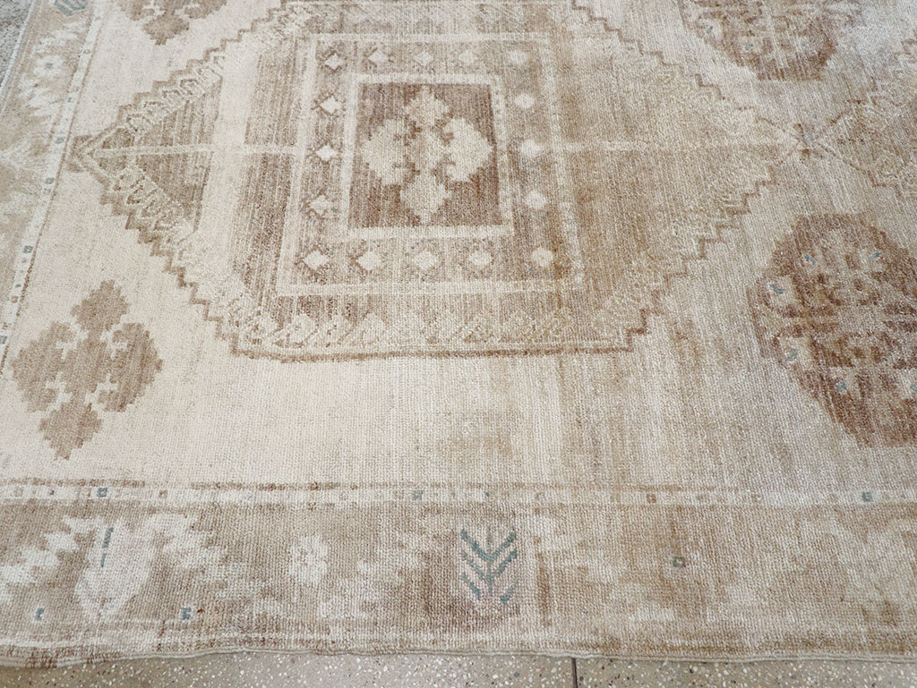 Vintage Turkish Anatolian Room Size Carpet, No.31952 - Staging
