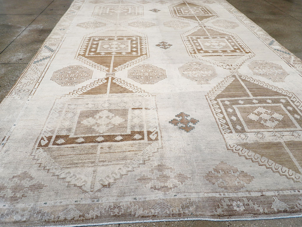 Vintage Turkish Anatolian Room Size Carpet, No.31952 - Staging