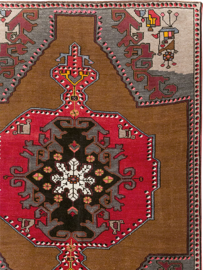 Vintage Turkish Anatolian Room Size Carpet, No.32224 - Staging