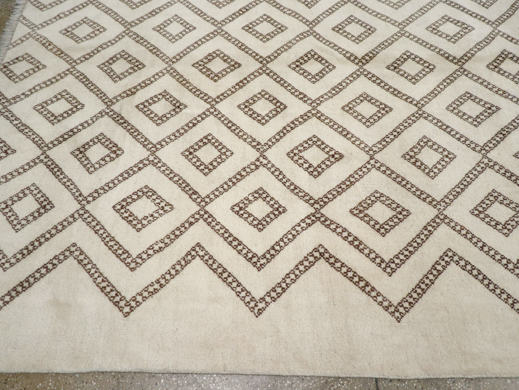 Modern Moroccan Room Size Carpet, No.32349 - Staging