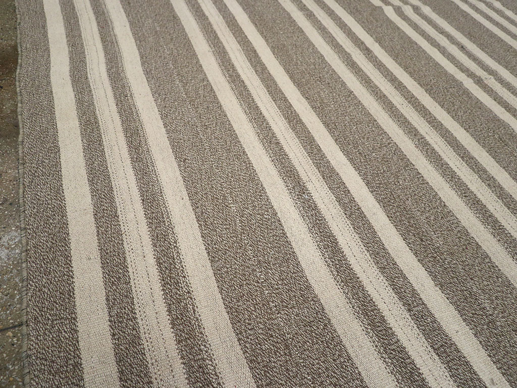 Modern Turkish Flatweave Kilim Room Size Carpet, No.32458 - Staging