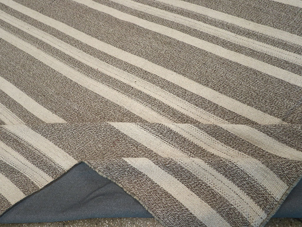 Modern Turkish Flatweave Kilim Room Size Carpet, No.32458 - Staging