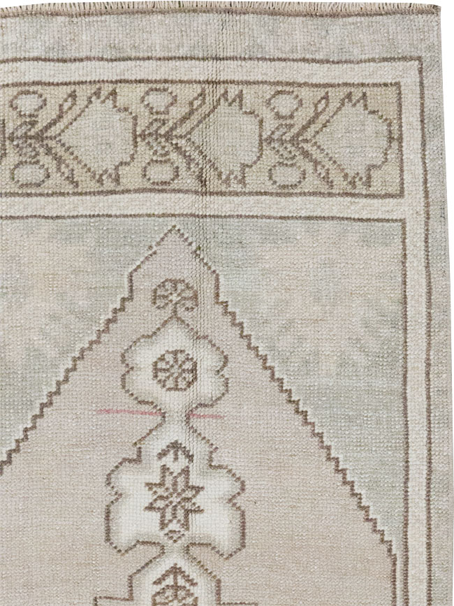 Vintage Turkish Oushak Throw Rug, No.32490 - Staging