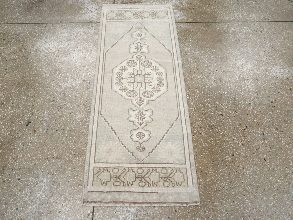 Vintage Turkish Oushak Throw Rug, No.32490 - Staging