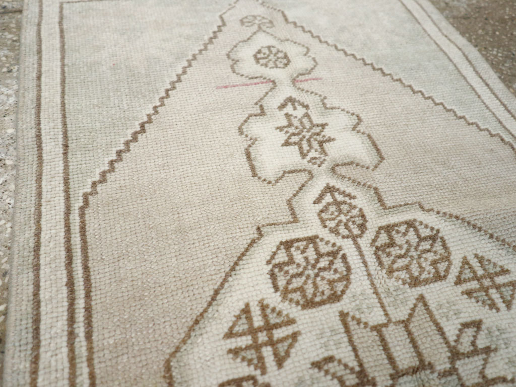 Vintage Turkish Oushak Throw Rug, No.32490 - Staging