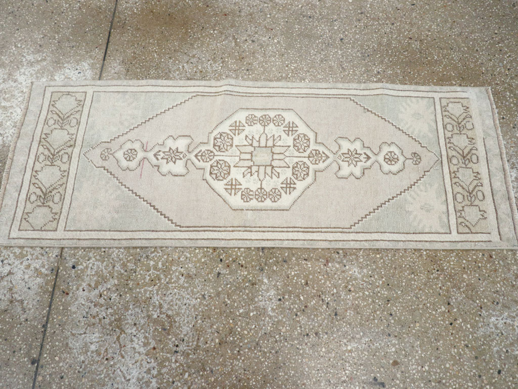 Vintage Turkish Oushak Throw Rug, No.32490 - Staging