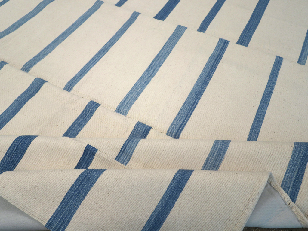 Modern Turkish Flatweave Kilim Room Size Carpet, No.32543 - Staging