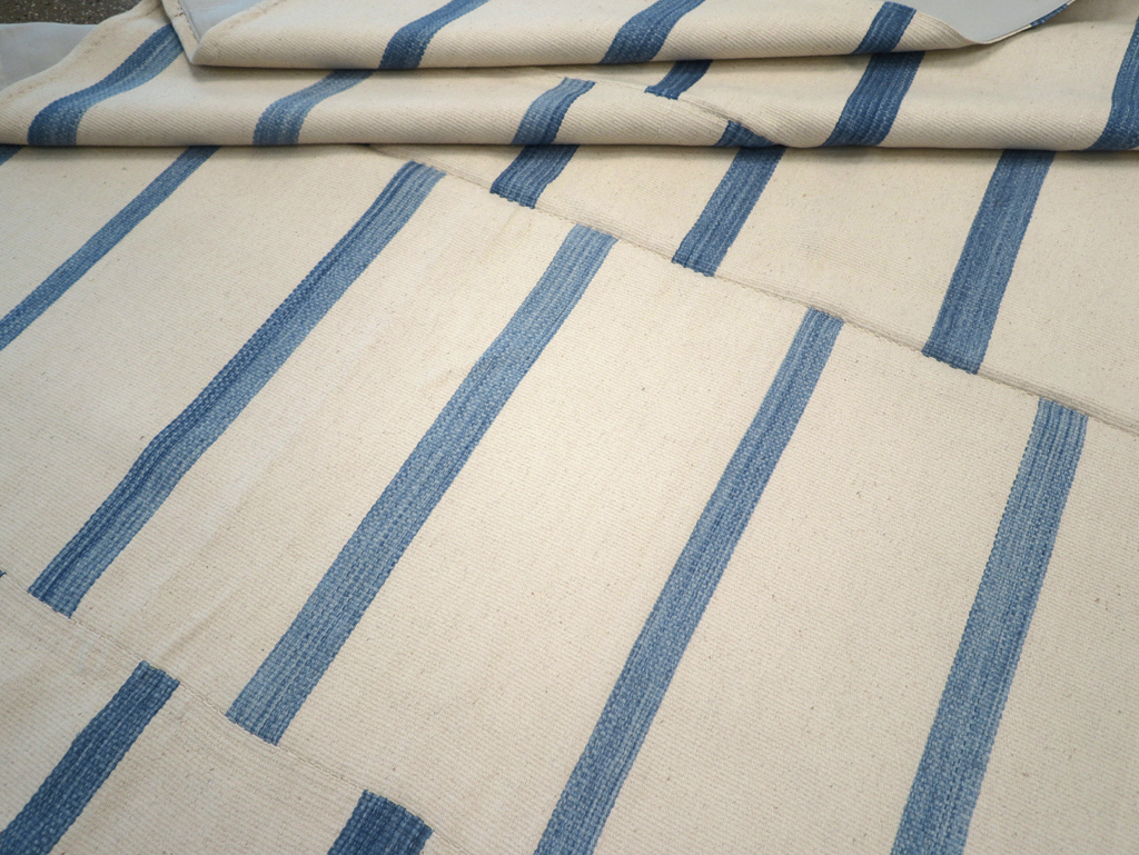 Modern Turkish Flatweave Kilim Room Size Carpet, No.32543 - Staging