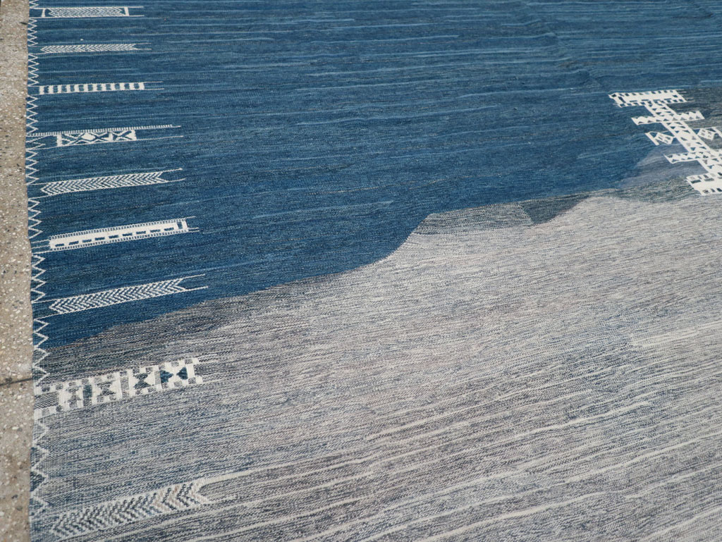 Contemporary Turkish Flatweave Kilim Room Size Carpet, No.32575 - Staging