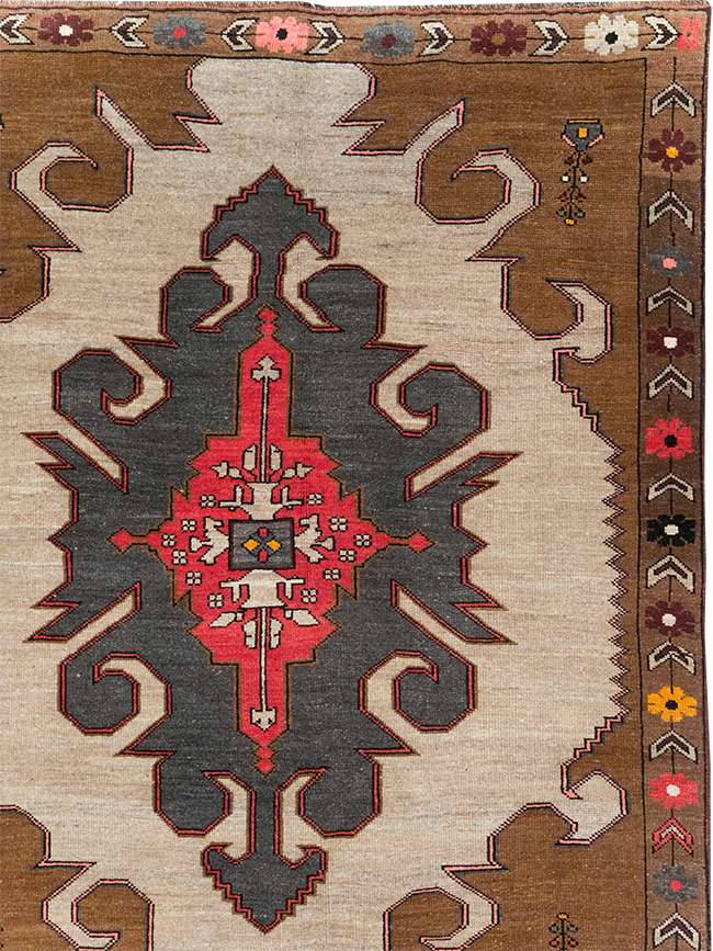 Vintage Turkish Anatolian Room Size Carpet, No.32587 - Staging