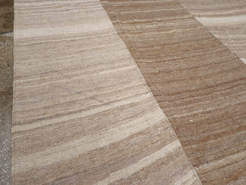 Modern Turkish Flatweave Kilim Room Size Carpet, No.32593 - Staging