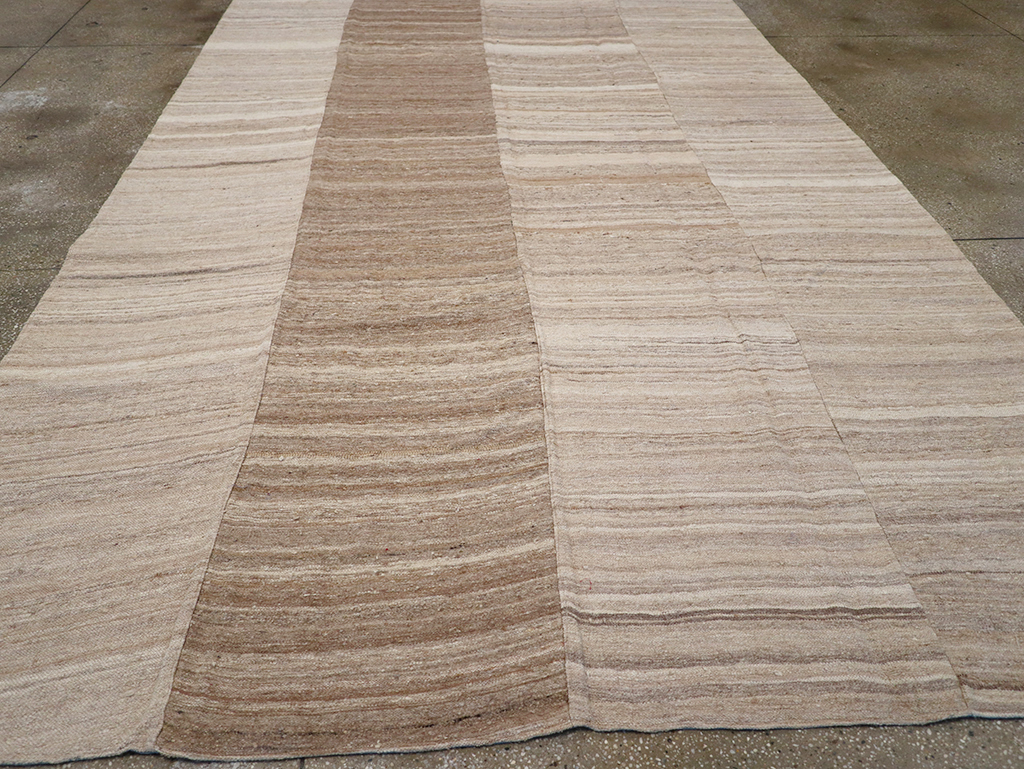 Modern Turkish Flatweave Kilim Room Size Carpet, No.32593 - Staging