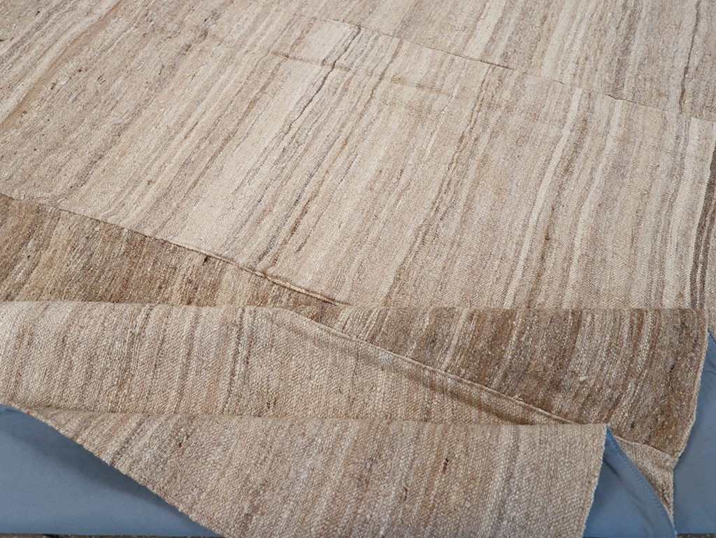 Modern Turkish Flatweave Kilim Room Size Carpet, No.32593 - Staging