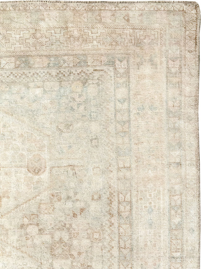 Vintage Persian Shiraz Accent Rug, No.32598 - Staging