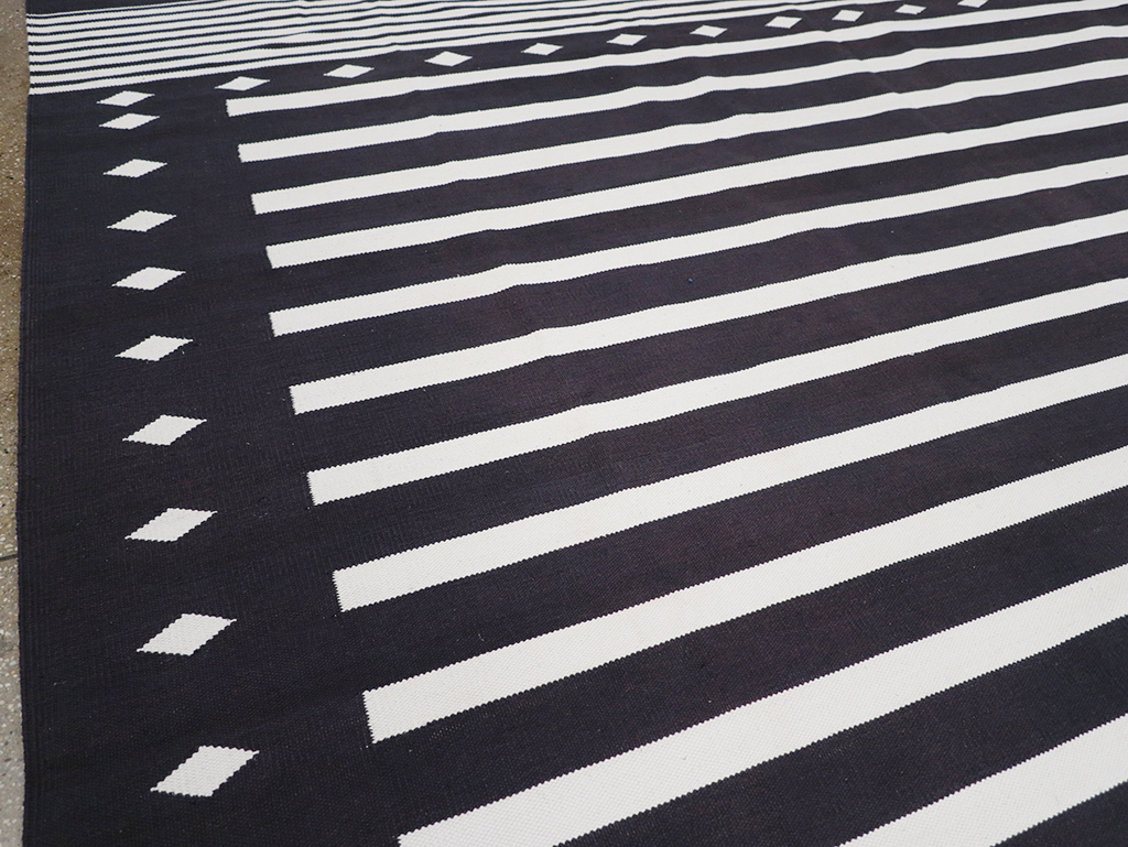 Modern Indian Flatweave Dhurrie Large Carpet, No.32612 - Staging