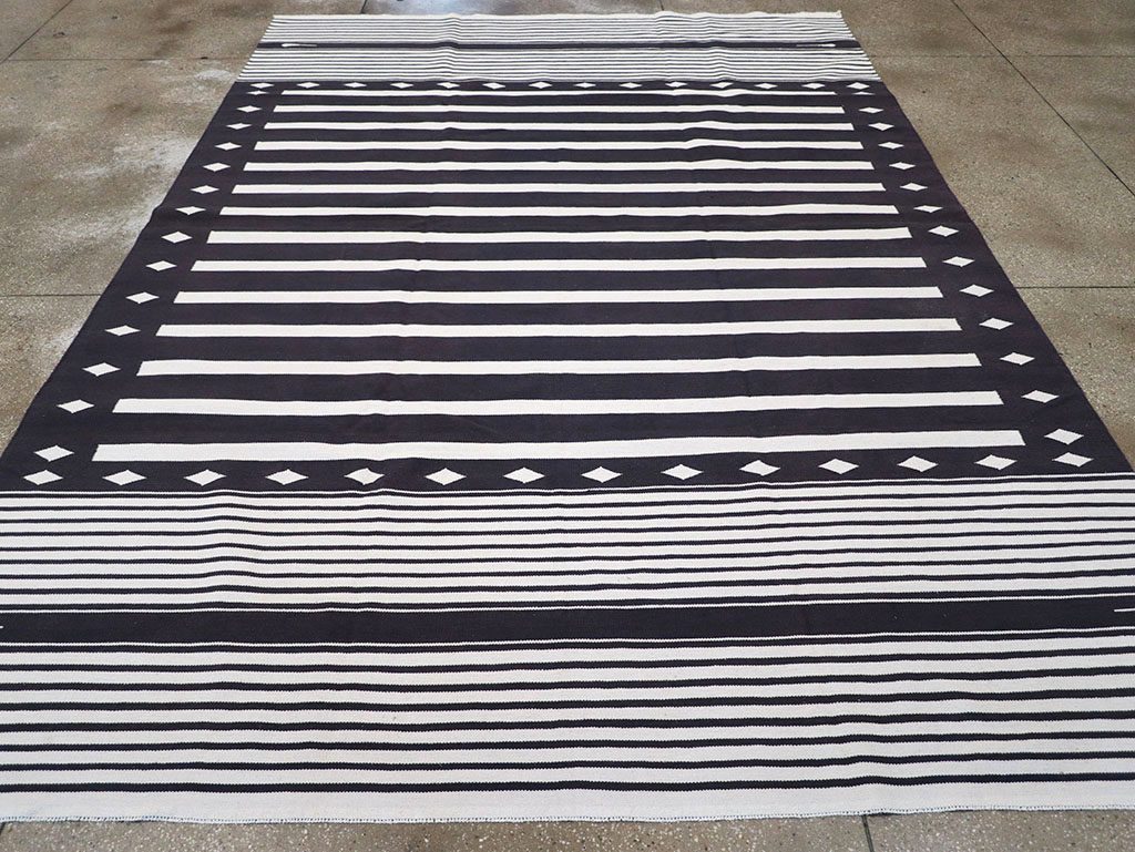 Modern Indian Flatweave Dhurrie Room Size Carpet, No.32613 - Staging