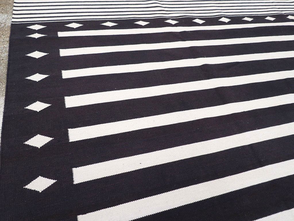 Modern Indian Flatweave Dhurrie Room Size Carpet, No.32613 - Staging