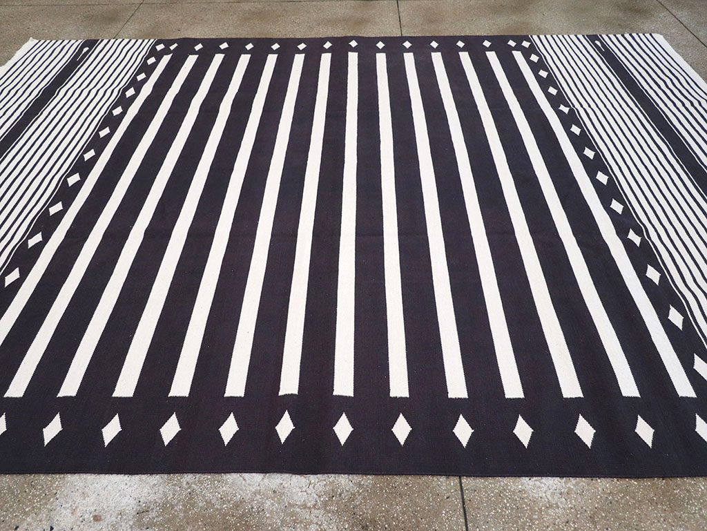 Modern Indian Flatweave Dhurrie Room Size Carpet, No.32613 - Staging