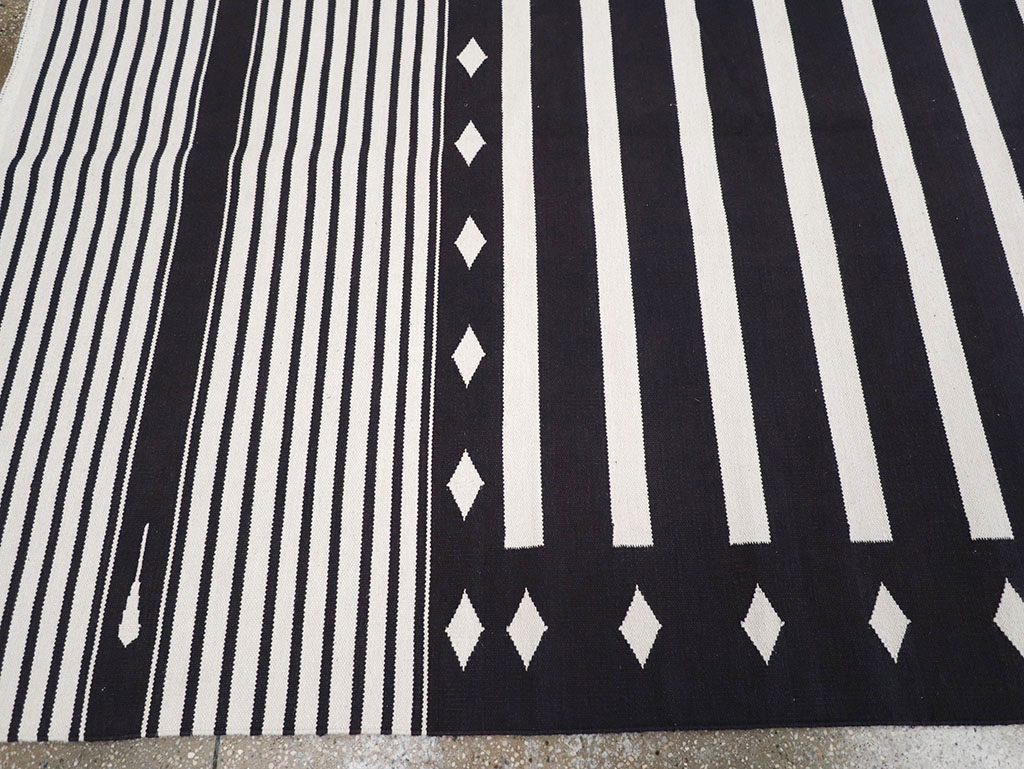 Modern Indian Flatweave Dhurrie Room Size Carpet, No.32613 - Staging