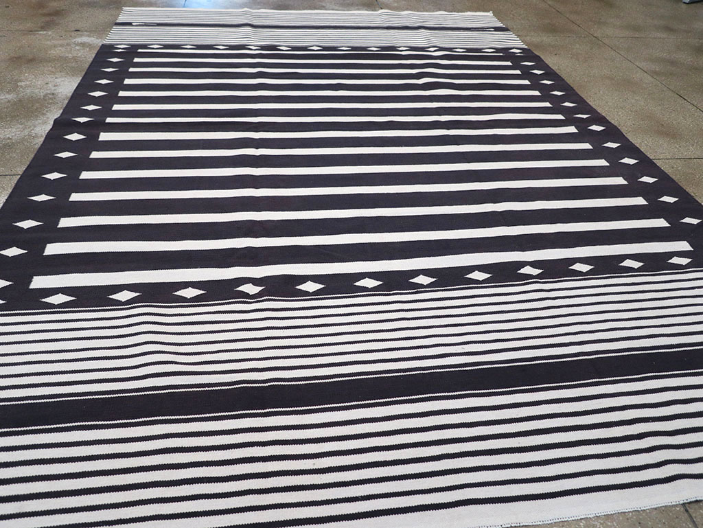 Modern Indian Flatweave Dhurrie Room Size Carpet, No.32613 - Staging