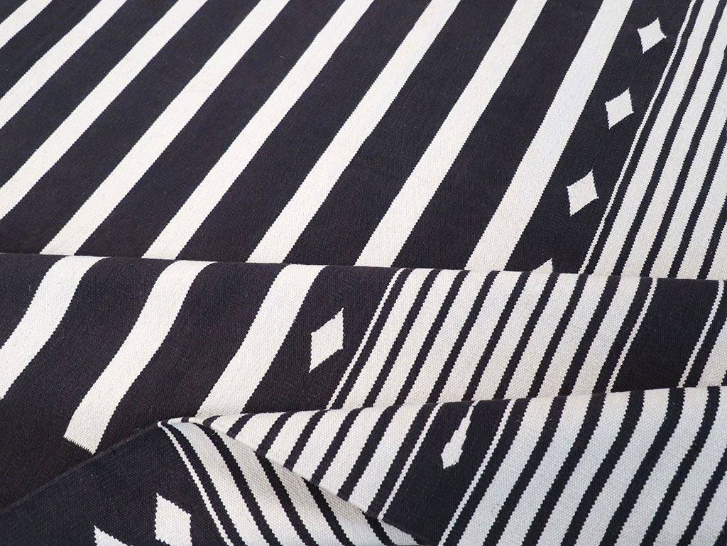 Modern Indian Flatweave Dhurrie Room Size Carpet, No.32613 - Staging