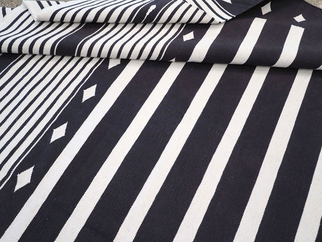 Modern Indian Flatweave Dhurrie Room Size Carpet, No.32613 - Staging