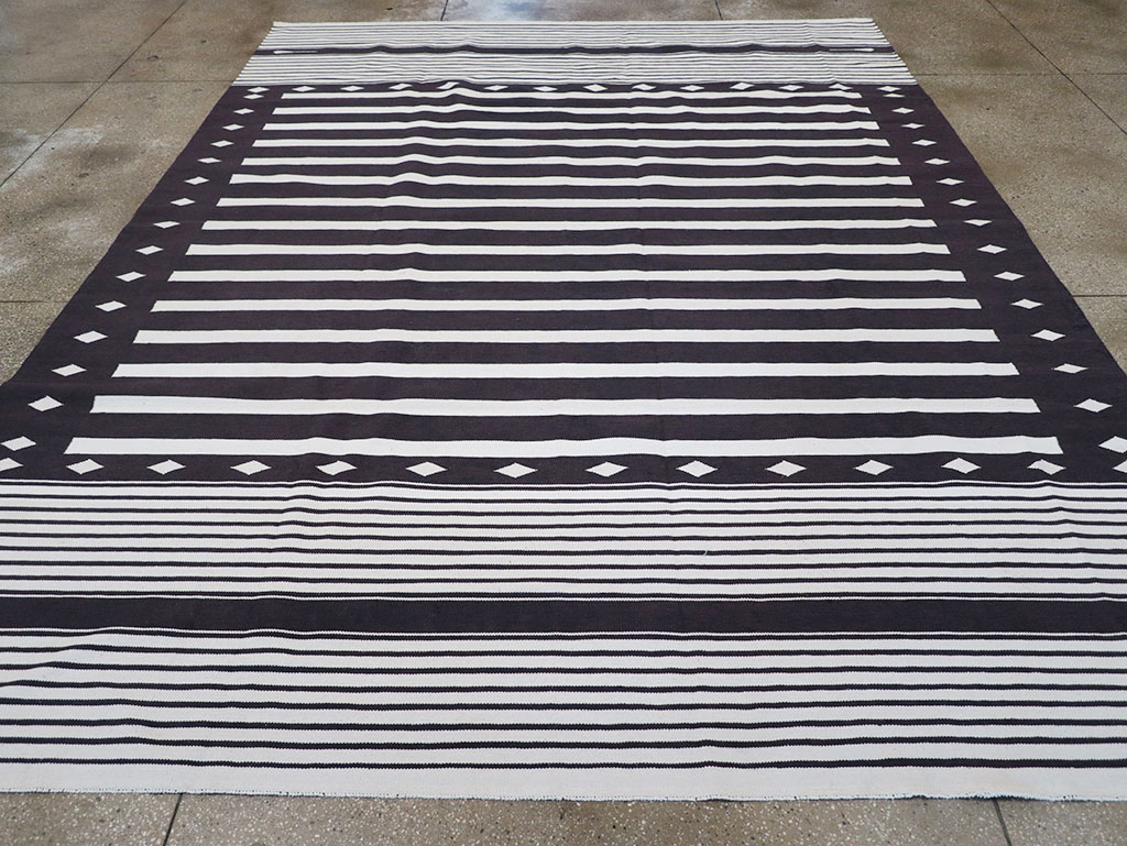 Modern Indian Flatweave Dhurrie Room Size Carpet, No.32616 - Staging