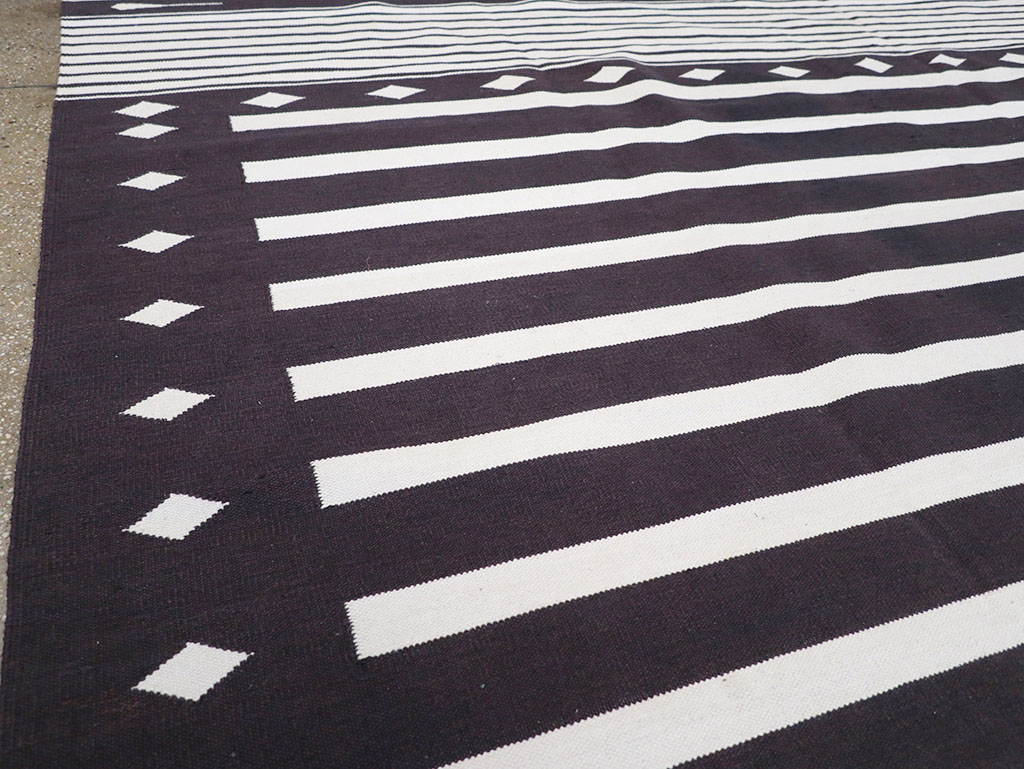 Modern Indian Flatweave Dhurrie Room Size Carpet, No.32616 - Staging