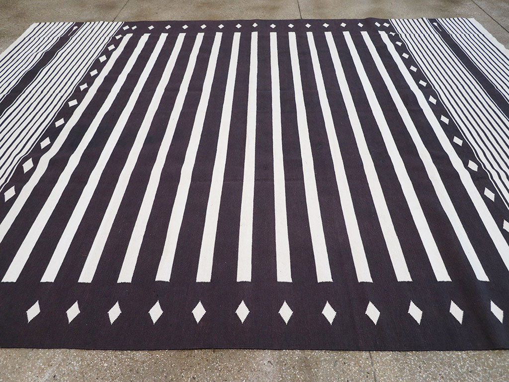 Modern Indian Flatweave Dhurrie Room Size Carpet, No.32616 - Staging