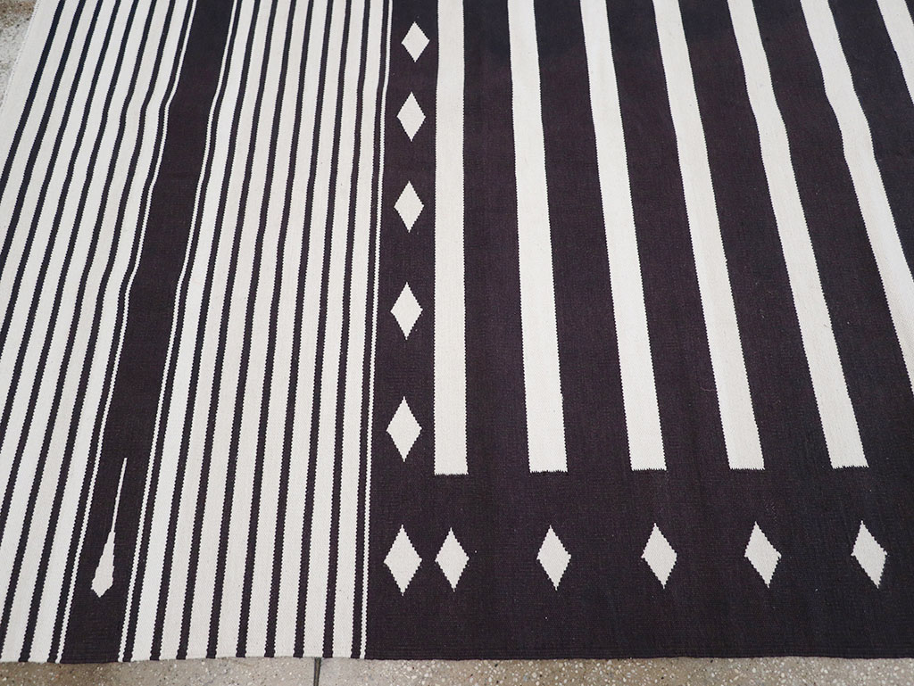 Modern Indian Flatweave Dhurrie Room Size Carpet, No.32616 - Staging