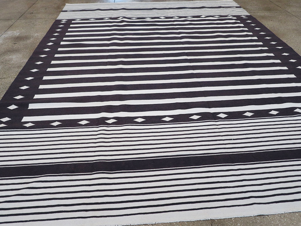 Modern Indian Flatweave Dhurrie Room Size Carpet, No.32616 - Staging