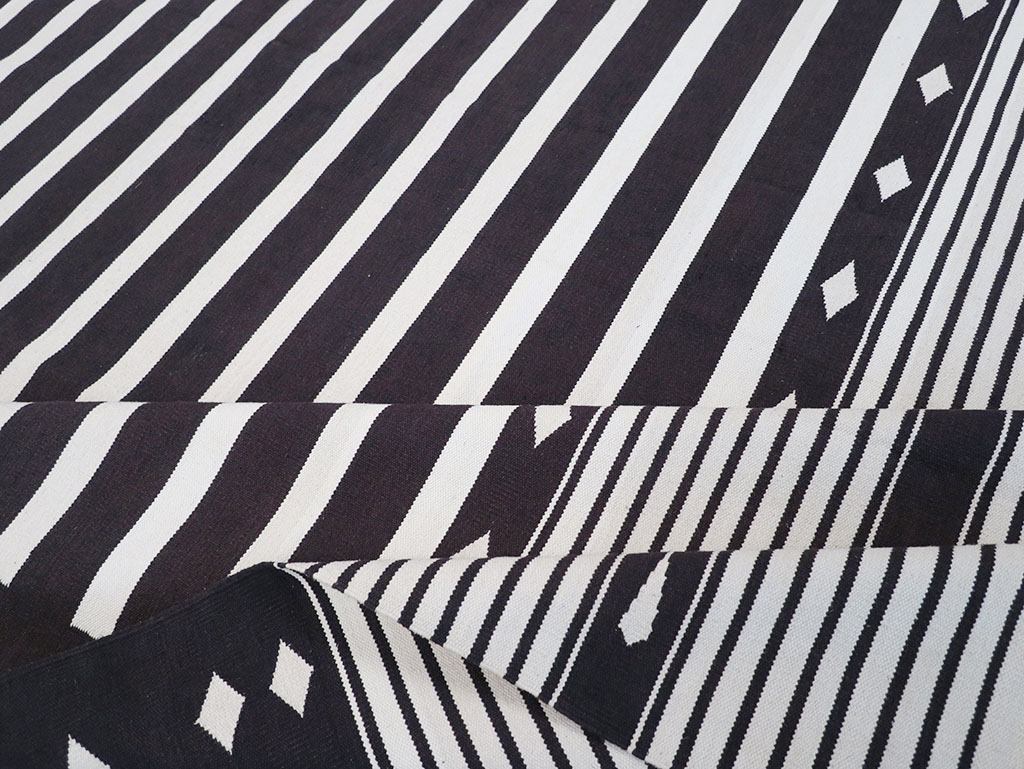 Modern Indian Flatweave Dhurrie Room Size Carpet, No.32616 - Staging