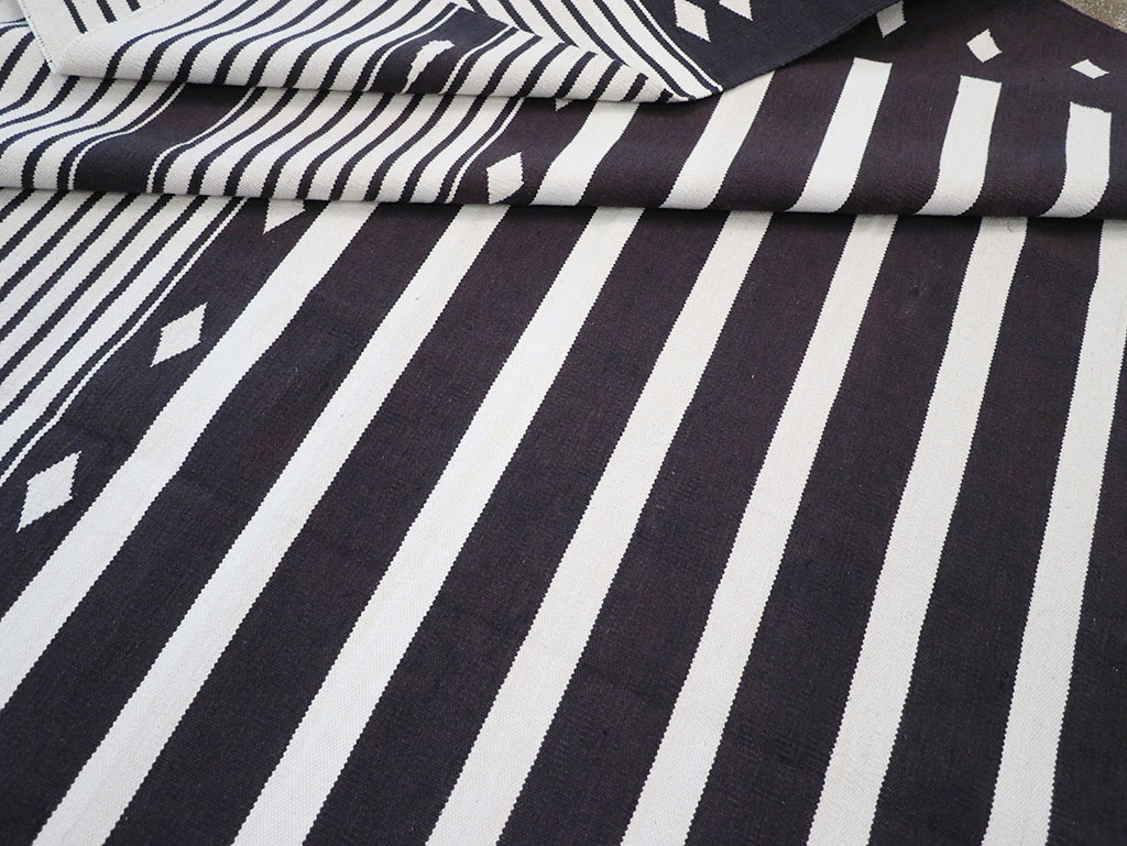 Modern Indian Flatweave Dhurrie Room Size Carpet, No.32616 - Staging