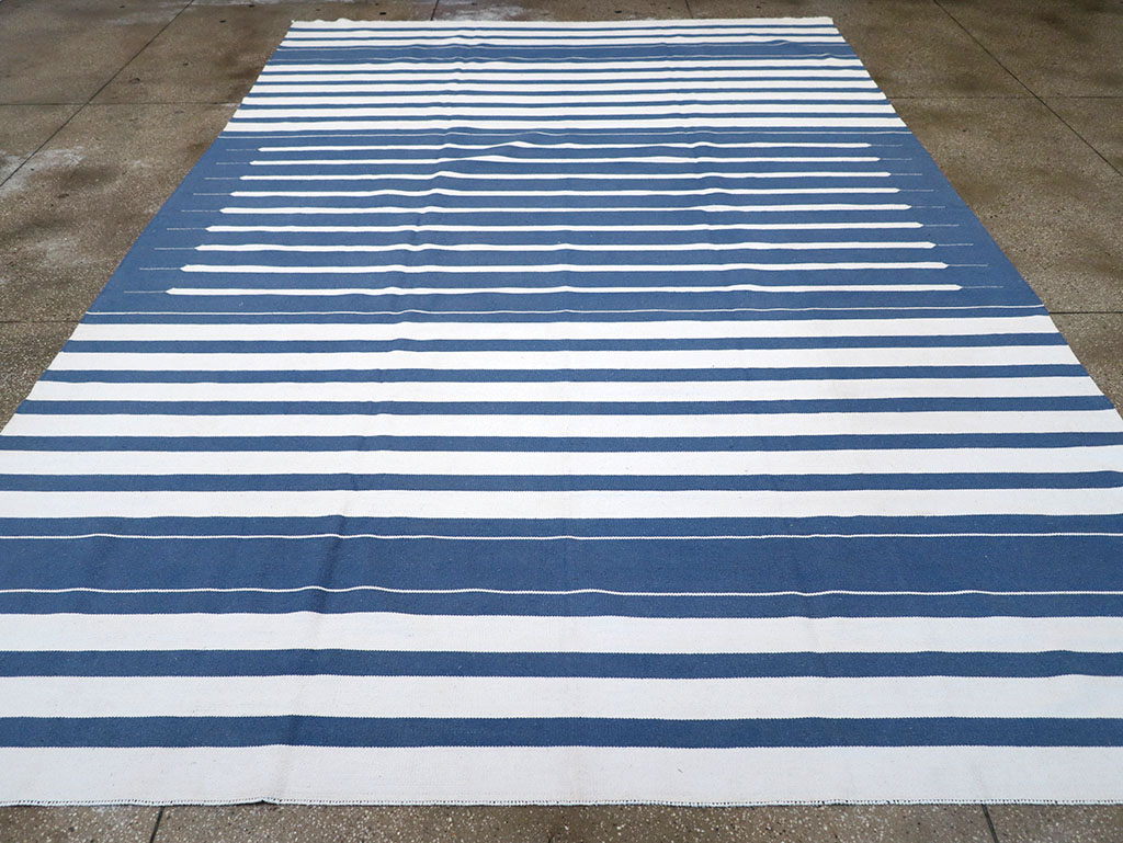 Modern Indian Flatweave Dhurrie Room Size Carpet, No.32618 - Staging