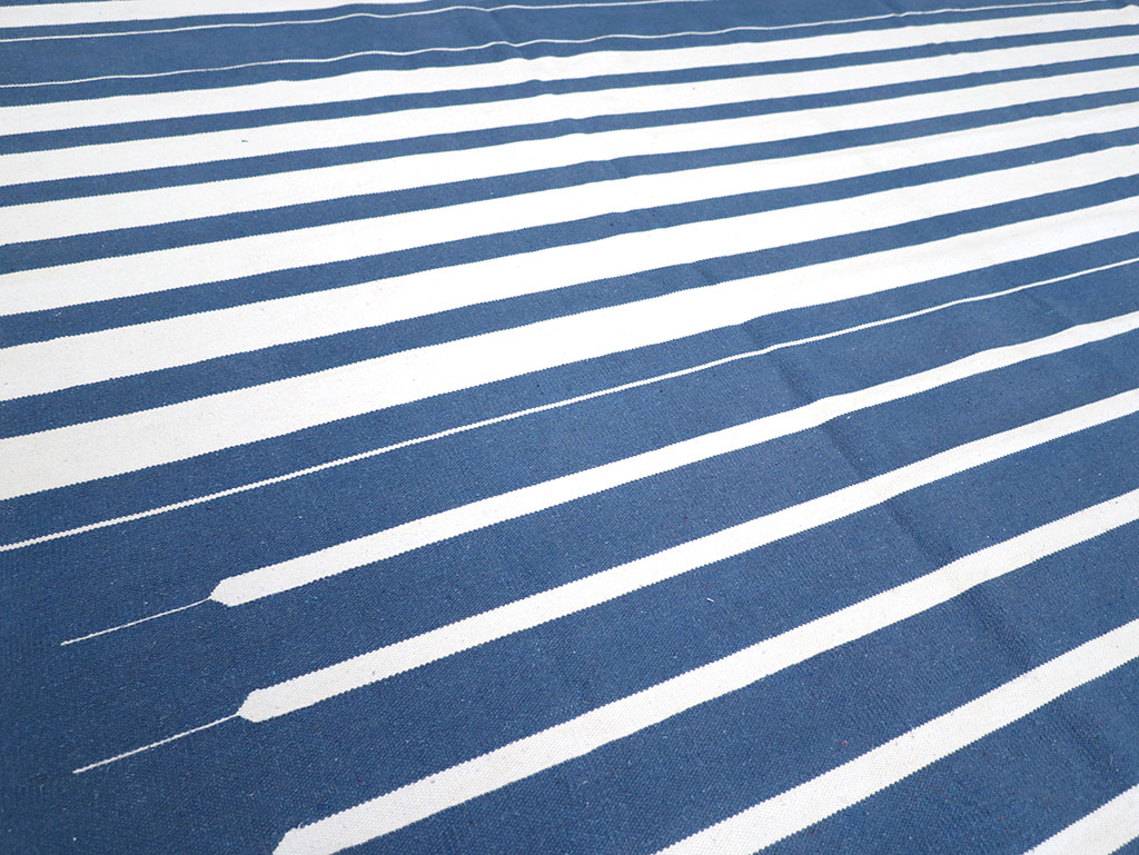 Modern Indian Flatweave Dhurrie Room Size Carpet, No.32618 - Staging