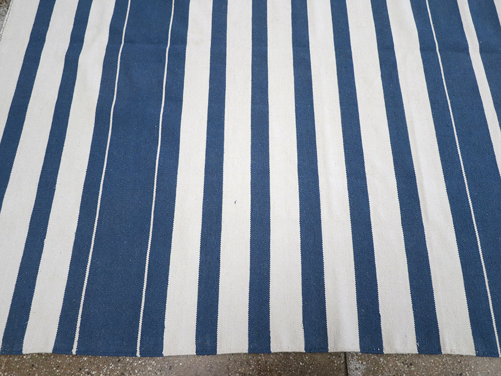 Modern Indian Flatweave Dhurrie Room Size Carpet, No.32618 - Staging