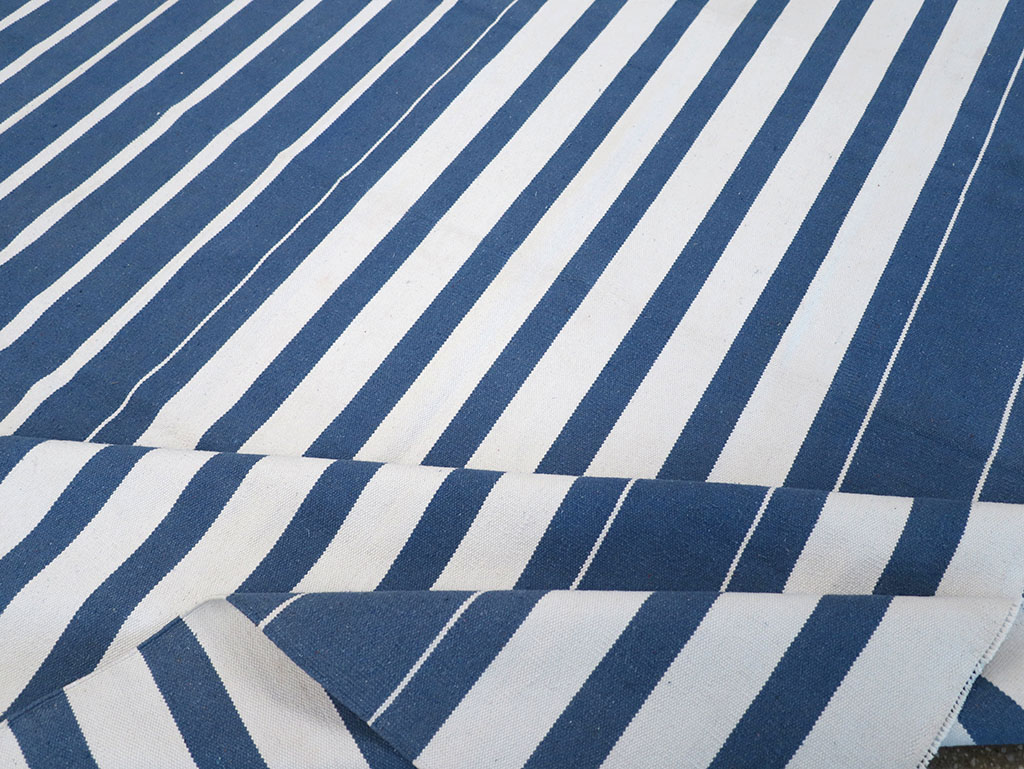 Modern Indian Flatweave Dhurrie Room Size Carpet, No.32618 - Staging