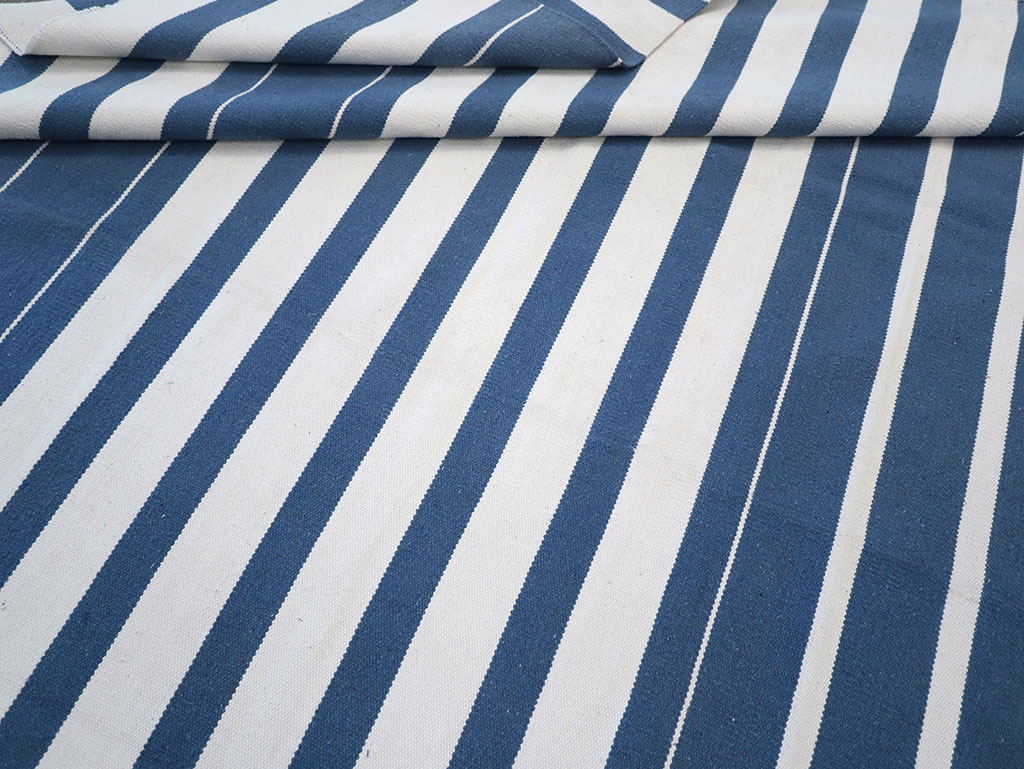 Modern Indian Flatweave Dhurrie Room Size Carpet, No.32618 - Staging