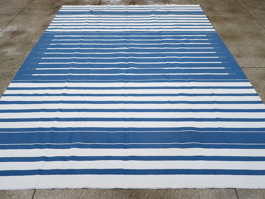 Modern Indian Flatweave Dhurrie Room Size Carpet, No.32619 - Staging