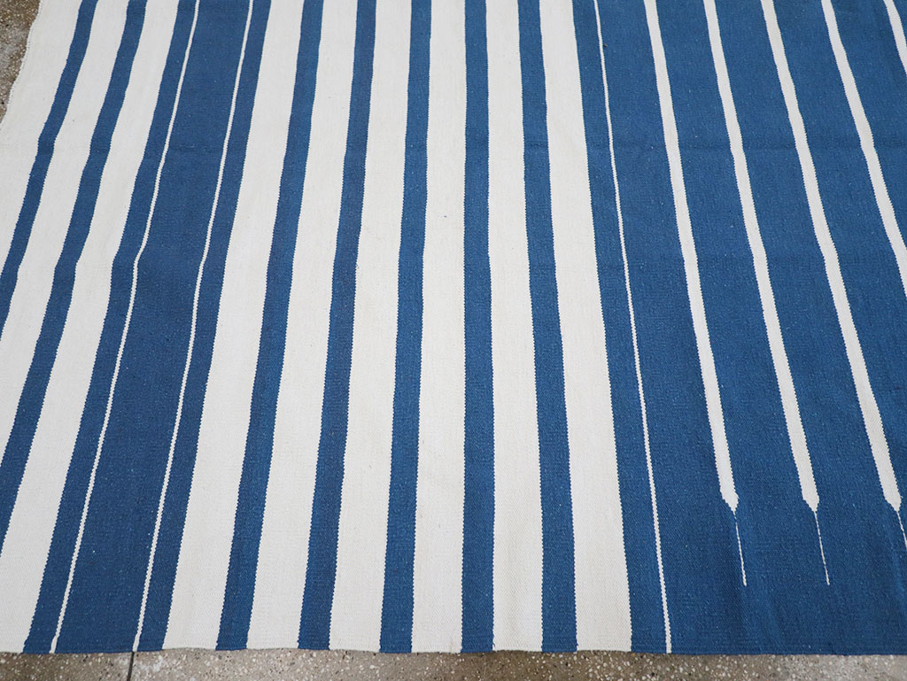 Modern Indian Flatweave Dhurrie Room Size Carpet, No.32619 - Staging