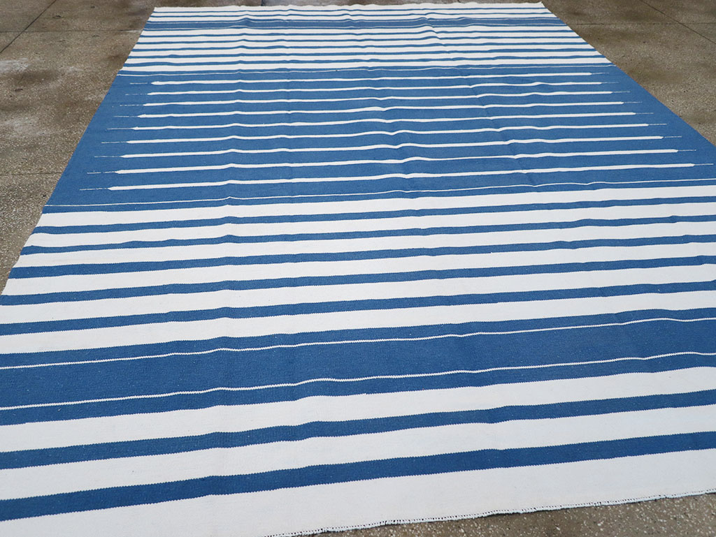 Modern Indian Flatweave Dhurrie Room Size Carpet, No.32619 - Staging