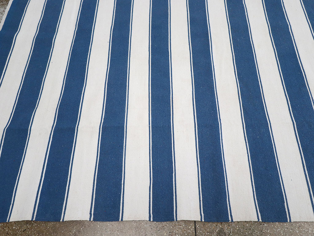 Modern Indian Flatweave Dhurrie Room Size Carpet, No.32620 - Staging