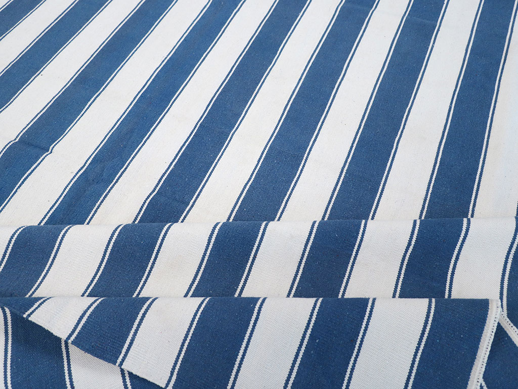 Modern Indian Flatweave Dhurrie Room Size Carpet, No.32620 - Staging