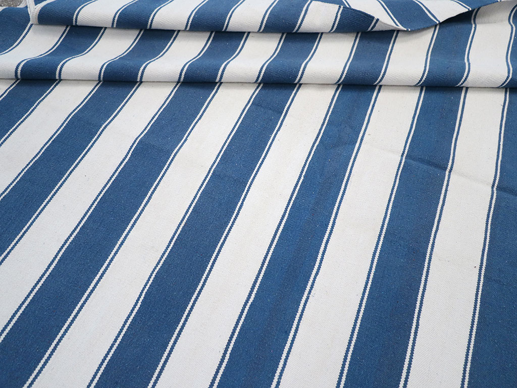 Modern Indian Flatweave Dhurrie Room Size Carpet, No.32620 - Staging