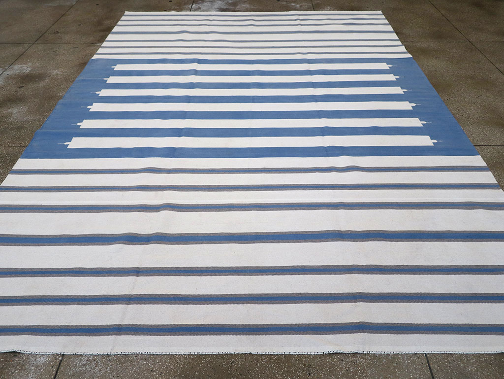 Modern Indian Flatweave Dhurrie Room Size Carpet, No.32622 - Staging